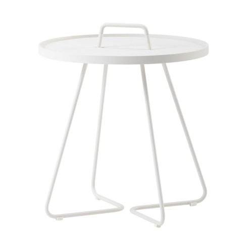 طاولة جانبية كبيرة بلون أبيض من تشكيلة كاين-لاين أون ذا موف