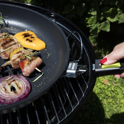Bbq pan with click removable handle