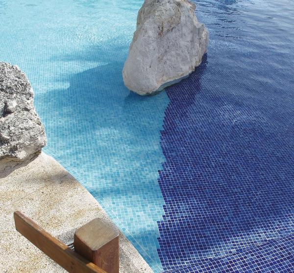 How to Create the Perfect Outdoor Pool Area For Your Home
